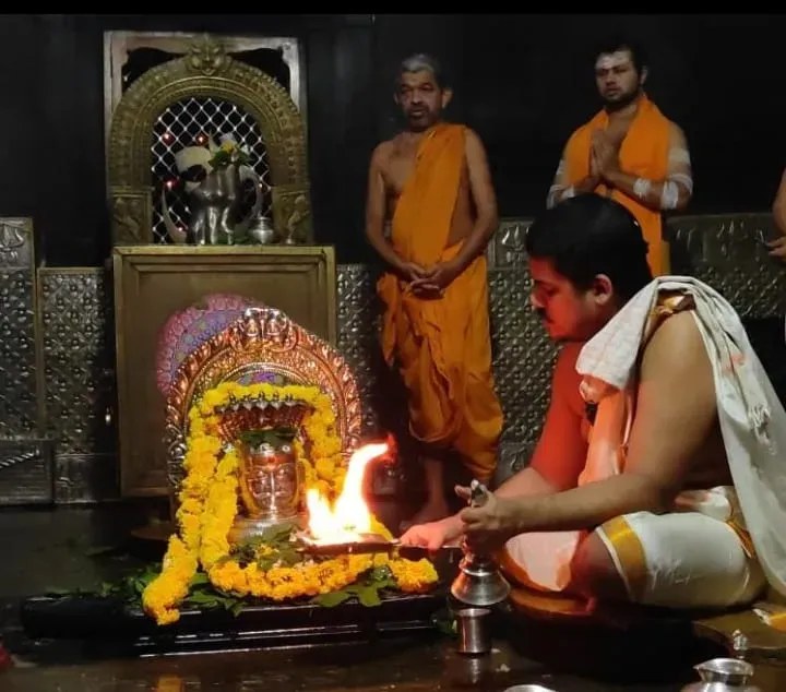 Atmalinga Darshana Sparsha aarti performed by hereditary purohit in inner sanctum